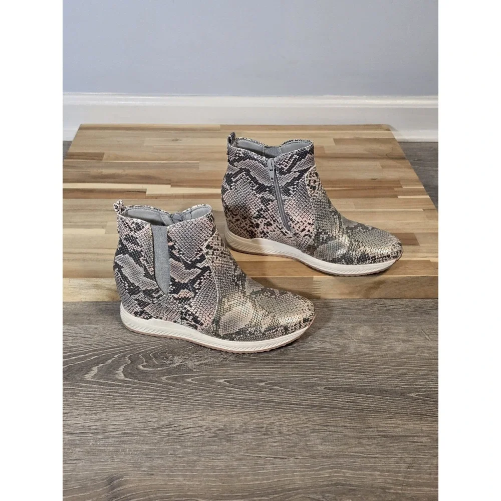 Baretraps Jaci Women's Snakeskin Print Hidden Wedge Side Zip‎ Sneakers Size 7.5M